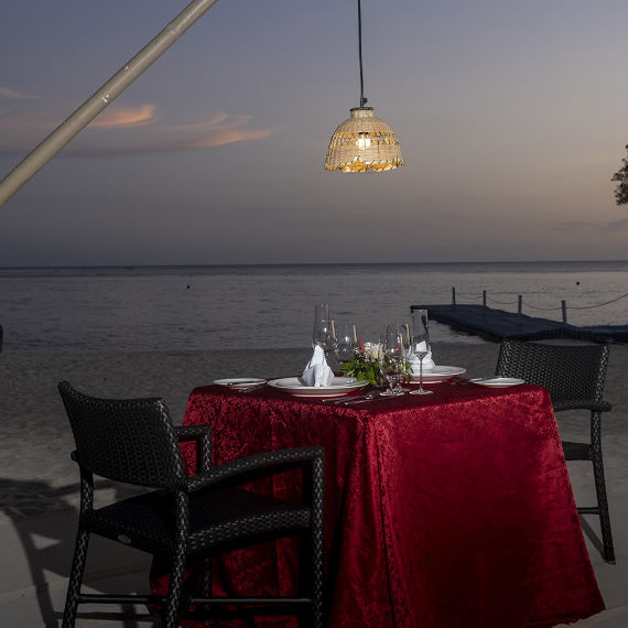 Crimson_Hotel_Boracay_C4_Romantic_Dinner_1 (2)